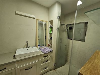 יחידת דיור 3 חדרים עם חצר להשכרה רוני יזדי נכסים ושיווק נדלן