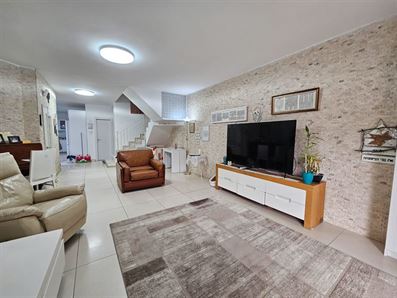 למכירה באורנית בית משופץ ונגיש עם חצר גדולה רוני יזדי נכסים ושיווק נדלן