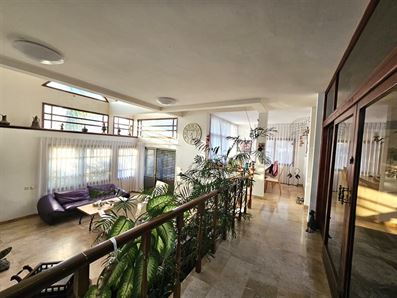 באורנית להשכרה בית עם חצר גדולה רוני יזדי נכסים ושיווק נדלן