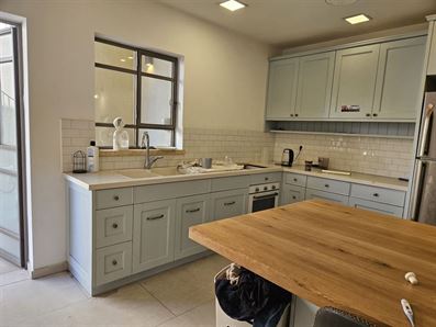 יחידת דיור 3 חדרים עם חצר להשכרה רוני יזדי נכסים ושיווק נדלן