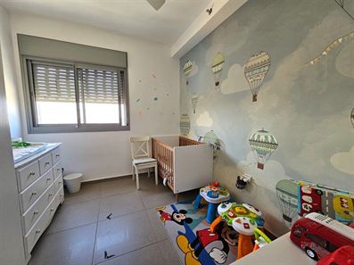 דירת 5 חד משודרגת עם נוף פתוח בשכונת נופרים ראש העין רוני יזדי נכסים ושיווק נדלן