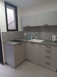 יחידה מרוהטת חדשה להשכרה באורנית רוני יזדי נכסים ושיווק נדלן