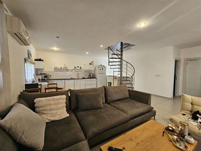 דירת 4 חדרים גדולה להשכרה באורנית רוני יזדי נכסים ושיווק נדלן