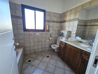 להשכרה באורנית יחידה 2 חדרים יפה ומרווחת רוני יזדי נכסים ושיווק נדלן