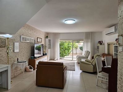 למכירה באורנית בית משופץ ונגיש עם חצר גדולה רוני יזדי נכסים ושיווק נדלן