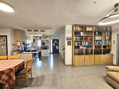בעץ אפרים למכירה בית נגיש 7 חדרים עם חצר גדולה רוני יזדי נכסים ושיווק נדלן