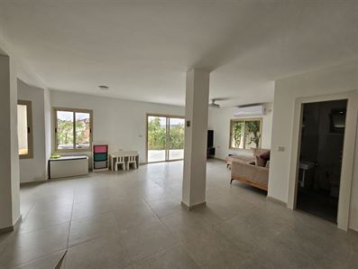 דירת גן להשכרה באורנית עם חצר גדולה רוני יזדי נכסים ושיווק נדלן