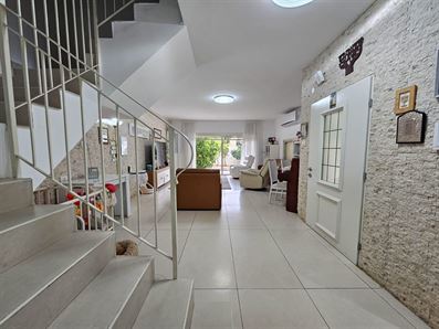 למכירה באורנית בית משופץ ונגיש עם חצר גדולה רוני יזדי נכסים ושיווק נדלן