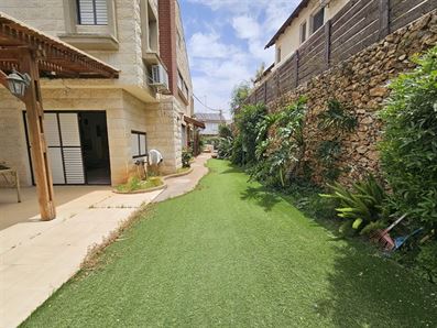 בית למכירה באורנית עם חצר גדולה רוני יזדי נכסים ושיווק נדלן