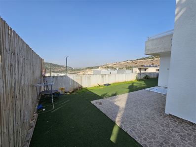 בעץ אפרים להשכרה בית 5 חדרים  בקומה אחת עם חצר רוני יזדי נכסים ושיווק נדלן