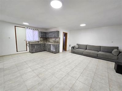 בעץ אפרים להשכרה בית 5 חדרים  בקומה אחת עם חצר רוני יזדי נכסים ושיווק נדלן